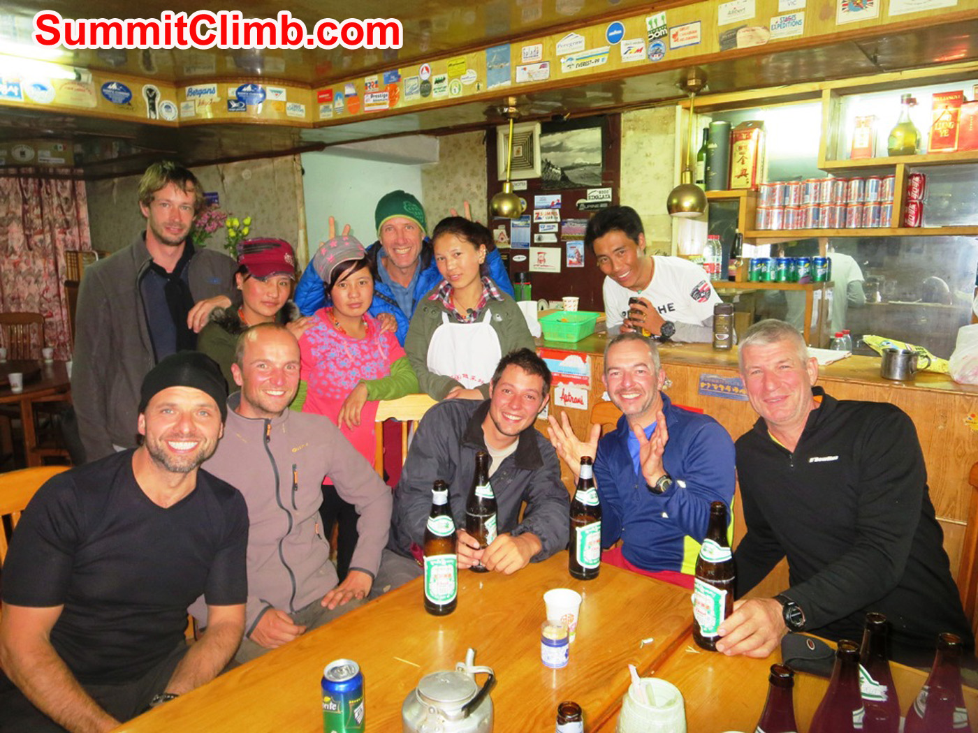 Cho Oyu team in Nyalam restaurant. Foto by Andre Aaldering.