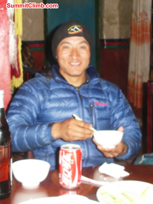 Ang Pasang Sherpa enjoying lunch in Tingri. James Grieve Photo