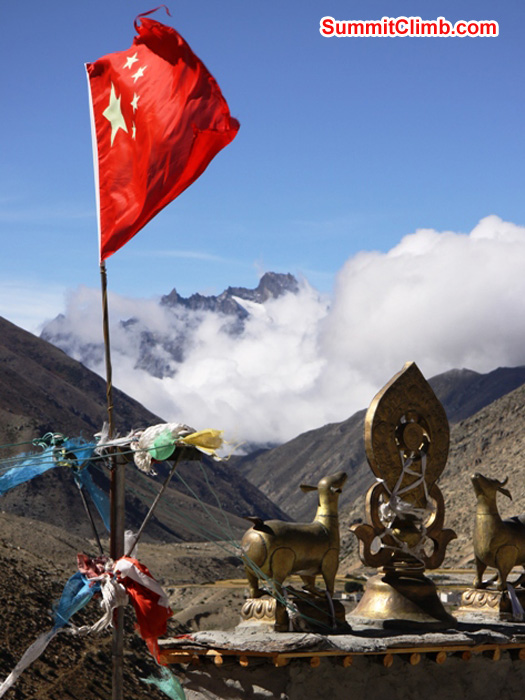 Chinese flag and statues on the roof of Milarepa's Cave. Matti Sunell Photo