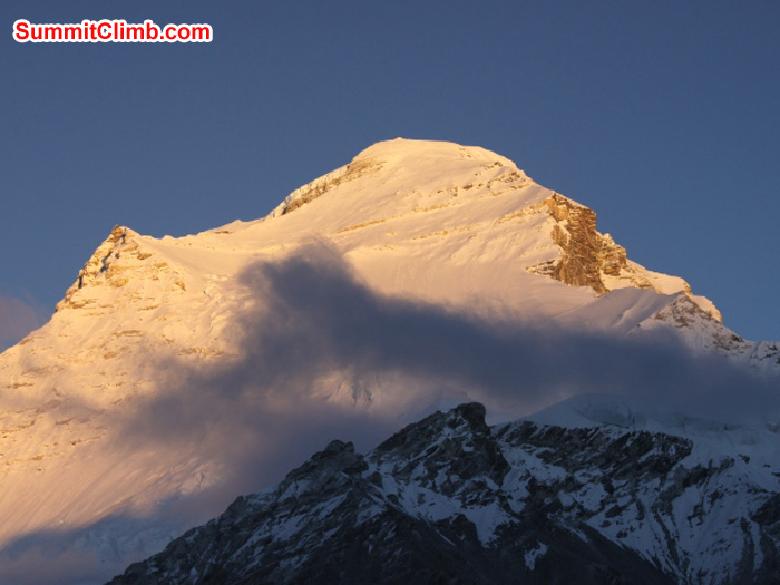 Cho Oyu in evening light with cloud. Matti Sunell Photo