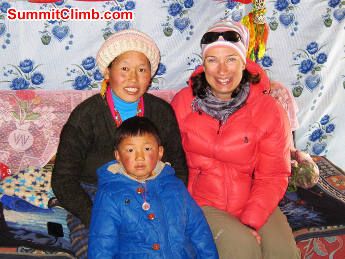 Mia with Tibetan mother and child at teahouses nearEverest Tibet Basecamp - Photo Mia Graeffe
