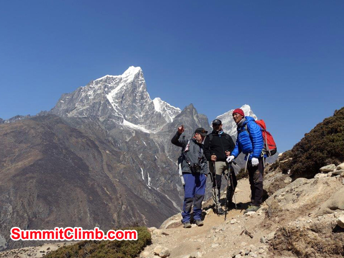 Members and Sherpa discussed on the way to Everest Basecamp
