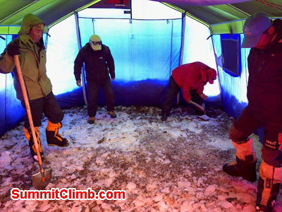 The key to a good mess tent is a solid (and flat) foundation! Levelling the floor in the tents, before putting a liner in it for insulation