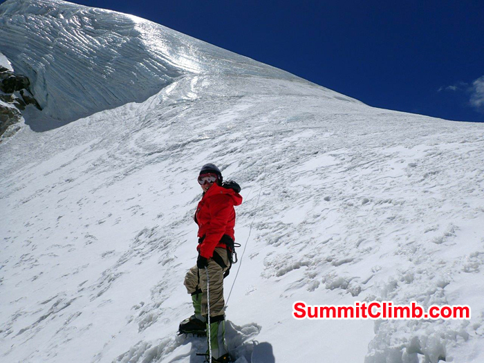 Michiko Eto going for summit of Lobuche