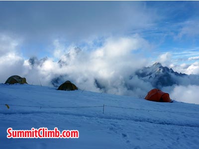 Clouds coming up while resting in  camp 2. Photo Puwei L