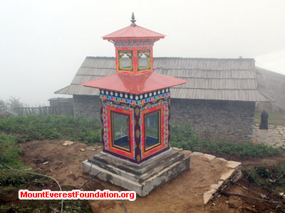 nepal volunteer trek, statude in village