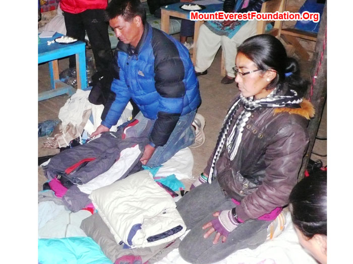 Nawang and Dati Sherpa packing warm jackets donated by Johan Frankelius